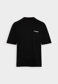 Czarny t-shirt wykonany z bawełny, z okrągłym dekoltem i krótkimi rękawami. Wyrazisty biały logo wydrukowane po lewej stronie.