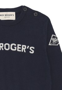 Maglione a maglia blu navy con collo a coste, lettering bianco "ROY ROGER'S", due bottoni sulle spalle e una patche triangolare con logo sul maniche.
