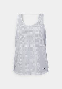 Witte mesh tanktop met een open rug, voorzien van een ronde halslijn en een klein zwart Nike-logo aan de zoom. Lichtgewicht en ademend materiaal.