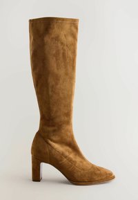 Bruna mocka knähöga stövlar med rund tå och en måttlig blockklack. Slät yta och sömlös design utan synliga knäppningar.
