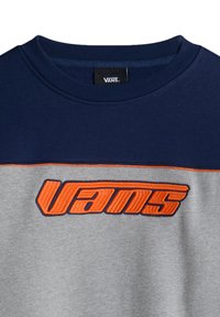 Grå sweatshirt med en marinblå rund hals och orange "VANS"-logotyp, med broderade detaljer och kontrasterande färger.