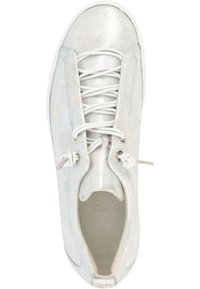 Silberne metallische Schnürsneaker mit runder Zehenpartie, weißen Schnürsenkeln, strukturiertem Obermaterial und dezentem Branding auf der Innensohle.