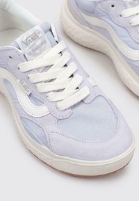 Sneaker viola chiaro con materiali in suede e mesh, dettagli bianchi, punta rotonda, suola testurizzata e un classico design con lacci.