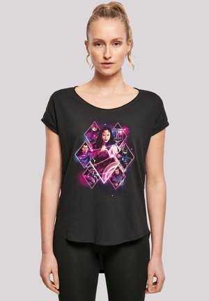 Schwarzes T-Shirt mit kurzen Ärmeln aus weichem Material, das ein grafisches Design mit Superhelden-Charakteren in geometrischen Rahmen und lebhaften Farben zeigt.