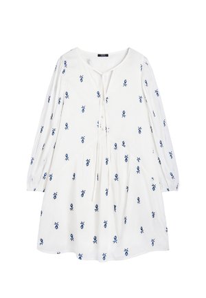 Biała sukienka z długimi rękawami, okrągłym dekoltem, z przodem na guziki oraz niebieskimi haftami z kwiatowym motywem. Luźny krój z marszczonym pasem.