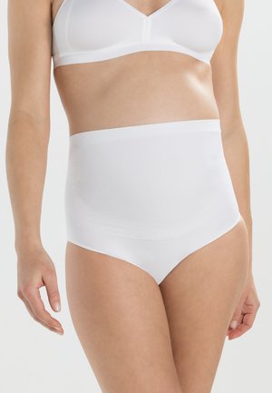 Culotte blanche taille haute en tissu lisse, avec une ceinture extensible et de délicats détails texturés sur les côtés.