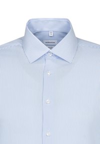 Camicia a righe blu chiaro e bianco con colletto classico, bottoni frontali e un tessuto misto cotone morbido. Etichetta con la scritta "seidensticker SHAPED."