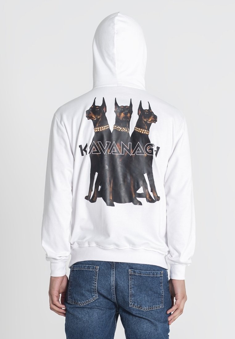 Sudadera blanca con un gráfico de tres perros Doberman en la parte posterior, con collares dorados y la palabra "KAVANAG7" debajo del diseño.
