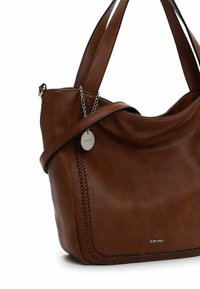 Sac à main en cuir marron avec des détails tissés le long du bord, doté de deux poignées pour l'épaule, d'une étiquette en métal argenté, et d'une finition douce et texturée.