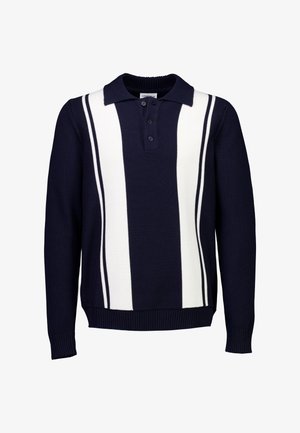 Maglione blu navy a maglia con un motivo a righe verticali bianche, colletto corto e patta con tre bottoni. Polsini e orlo a costine.