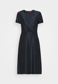 Černé midi šaty s krátkým rukávem, V-výstřihem a v pase přiléhavé, vystavené na jednobarevném bílém pozadí.