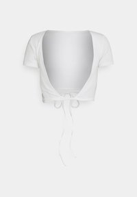 Crop top bianco a maniche corte con scollatura a V profonda e dettaglio con fiocco in vita, realizzato in tessuto a costine per aggiungere texture.