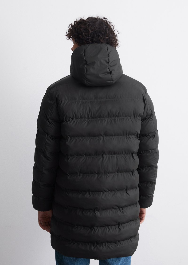 Schwarze Steppjacke mit Kapuze, die ein gestepptes Design, eine glatte Textur und lange Ärmel aufweist, die bis zur Mitte des Oberschenkels reichen.