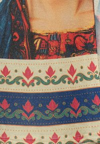 Textil con un patrón detallado y colorido que presenta motivos en rojo, azul y verde, complementado con acentos dorados y diseños florales intrincados.
