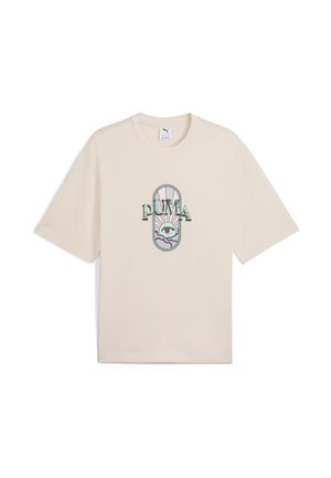 Cremefarvet t-shirt med løs pasform, der har et grafisk print af ordet "PUMA" og et øje designet i nuancer af grøn og pink.