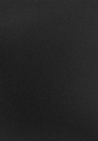 Czarna, prążkowana tkanina z teksturowanym wzorem, prezentująca pionowe linie, gładką powierzchnię i jednolity, ciemny odcień.