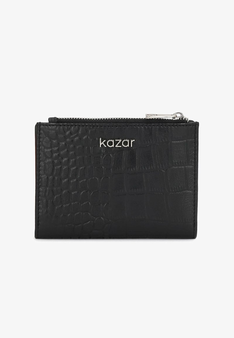 Portafoglio nero in pelle testurizzata con motivo coccodrillo, dotato di chiusura con zip e dettaglio logo metallico.