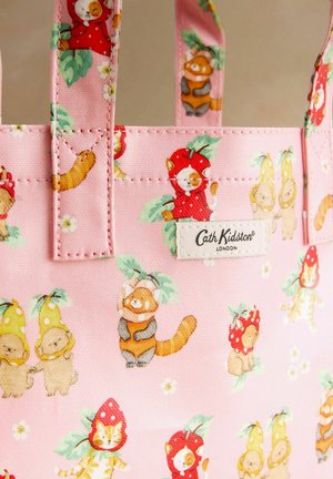 Geantă roz de mână cu personaje animale jucăușe purtând costume din fructe și o etichetă cusută Cath Kidston London.