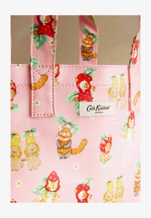 Vaaleanpunainen olkalaukku, jossa on leikkisiä eläinhahmoja hedelmäpuvuissa ja ommeltu Cath Kidston London -etiketti.