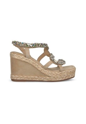 Sandales compensées beiges avec une semelle en jute tressé, des brides ornées de strass clairs et colorés, un design ouvert sur l'avant et une texture lisse.