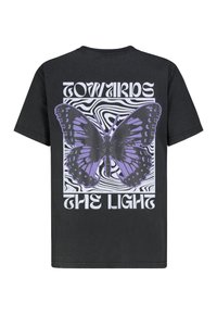 Schwarzes Baumwoll-T-Shirt mit einem großen lila Schmetterlingsmotiv, umgeben von abstrakten Schwarz-Weiß-Mustern und dem Text "RICHTUNG LICHT".