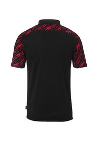 Polo shirt noir à manches courtes. Le dos présente un motif abstrait rouge audacieux le long des épaules. Tissu lisse, design de col classique.
