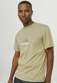 Jack & Jones LOGO RUNDHALSAUSSCHNITT - Print T-shirt - silver sage