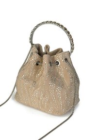 Beżowa zamszowa torba typu bucket z srebrnymi akcentami, z metaliczną rączką w postaci łańcucha, sznurkiem do zacieśniania i falistym wzorem z cyrkonii.