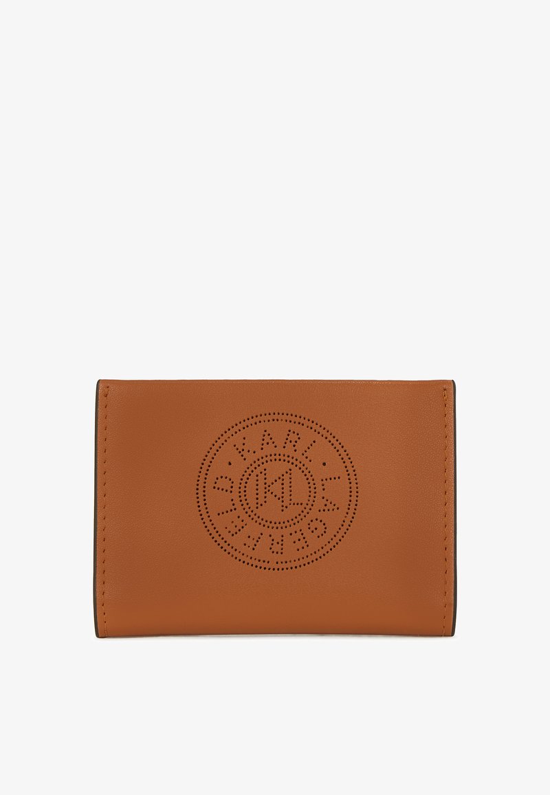 Portefeuille en cuir marron avec un design de logo circulaire perforé, texture lisse et couture contrastante le long des bords.