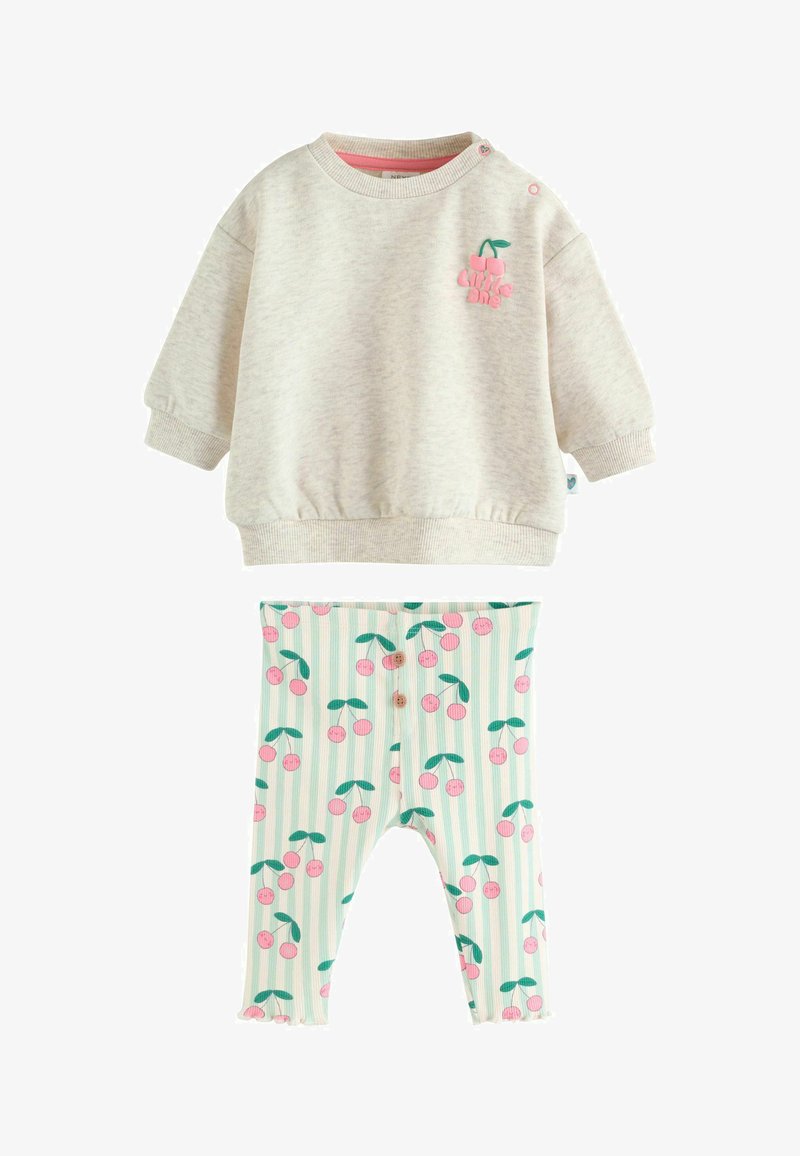 Sweatshirt crème pour tout-petit avec un patch cerise rose "Little One" et un legging rayé assorti avec imprimé cerises roses.