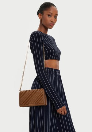 Michael Kors, MICHAEL KORS CROSSBODY BAG - Umhängetasche - cognac