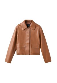 Chaqueta de cuero marrón corta con un collar puntiagudo, cierre de botones en el frente y dos bolsillos en el pecho. Textura suave y diseño moderno.