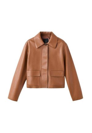 Chaqueta de cuero marrón corta con un collar puntiagudo, cierre de botones en el frente y dos bolsillos en el pecho. Textura suave y diseño moderno.