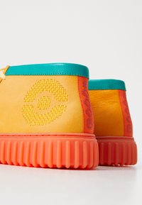 Clarks TORHILLEXPLORE POKÈMON UNISEX - Igapäevased paeltega jalatsid - orange