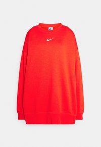 Sudadera roja de tela texturizada con cuello redondo, hombros caídos y un pequeño logo blanco de Nike en el pecho.