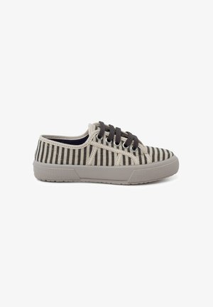Lærredssneakers med et stribet design i beige og sort, grå gummi sål og sorte snørebånd. Fås med metaløjer og teksturerede gummidetaljer.