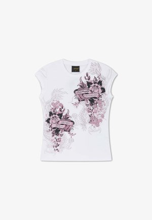 Witte korte mouwen blouse met roze en zwarte bloemmotief in tattoo-stijl en banners met de teksten "Ed Hardy Tattoo City" en "Art Est. 1971".