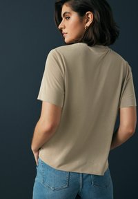 Next REGULAR FIT - TWIST DETAIL PREMIUM  - Paprasti marškinėliai - neutral