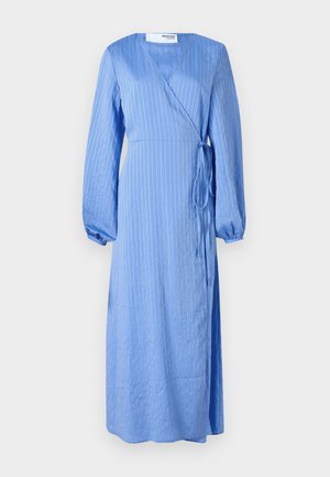 Mėlyna suknelė su dirželiu, pagaminta iš lygaus audinio, su vertikaliomis baltomis juostelėmis, ilgomis pūstomis rankovėmis ir juosmeniu prisiūtu kaklaraiščiu. Ilga suknelė su V formos dekolte.