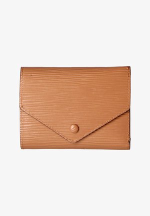 Lichtbruine leren portemonnee met een gestructureerd oppervlak, een klep met drukknopsluiting, rechthoekige vorm en fijn gestikte randen op een witte achtergrond.