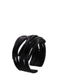 Schwarze Metallarmband aus überlappenden, geschwungenen Bändern mit einer strukturierten Oberfläche, offener Gestaltung und glatten Kanten für angenehmen Tragekomfort.