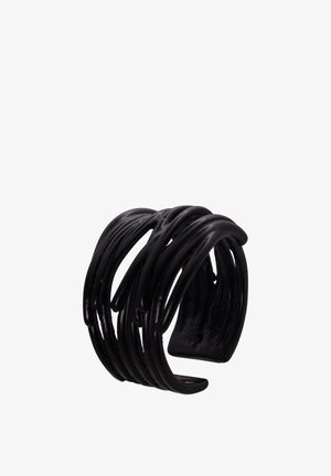 Schwarze Metallarmband aus überlappenden, geschwungenen Bändern mit einer strukturierten Oberfläche, offener Gestaltung und glatten Kanten für angenehmen Tragekomfort.
