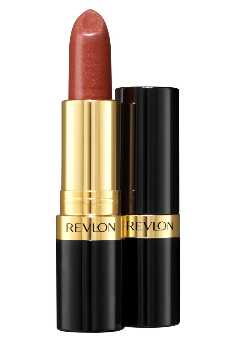 Revlon lipstick in een cilindervormige zwarte tube met gouden accenten; de lipstick heeft een glanzende rozenkleur met een puntige tip.