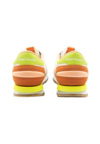 Sneaker mit einem Schichten-Design in Orange, Gelb und Cremefarben, aus Wildleder und Mesh-Material und einer Gummisohle. Branding sichtbar an den Fersen.