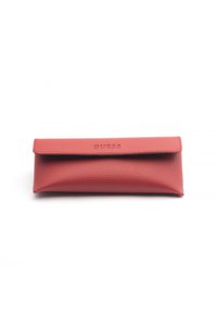 Cutie de ochelari din piele texturată roșie, cu închidere cu clapetă. Prezintă logo-ul „GUESS” embosat pe față. Formă subțire, rectangulară.
