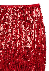 Tessuto di paillettes rosse caratterizzato da una varietà di paillettes lucide disposte vicine tra loro, creando una superficie testurizzata e riflettente.