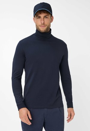 Navyblaues Langarm-Turtleneck-Shirt aus einem weichen, glatten Stoff mit einer figurbetonten Passform, kombiniert mit einer passenden navyblauen Mütze mit einem hellblauen Akzent.