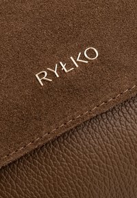 Brązowy zamszowy i skórzany worek z złotym logo "RYŁKO". Posiada gładkie i teksturowane powierzchnie, z kontrastującym przeszyciem wzdłuż krawędzi.