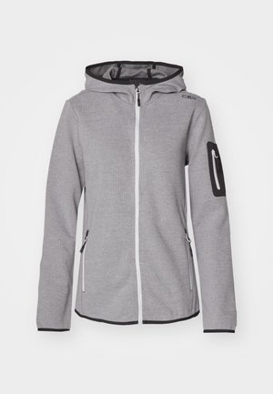 Chaqueta gris con cremallera, fabricada con un tejido texturizado, detalles en negro, capucha y dos bolsillos laterales. Cuenta con un pequeño bolsillo con cremallera en la manga izquierda.