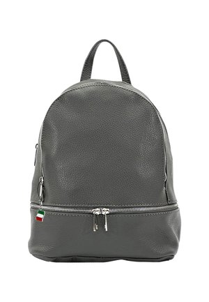 Sac à dos en cuir gris avec une forme arrondie, une poignée en haut, une poche zippée à l'avant et des éléments en métal argenté. Comprend un petit charme en forme de drapeau italien.